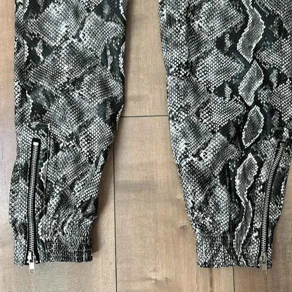 NONchalant Label Revolve Python Jumpsuit RARE! Sz XS - Picture 7 of 13